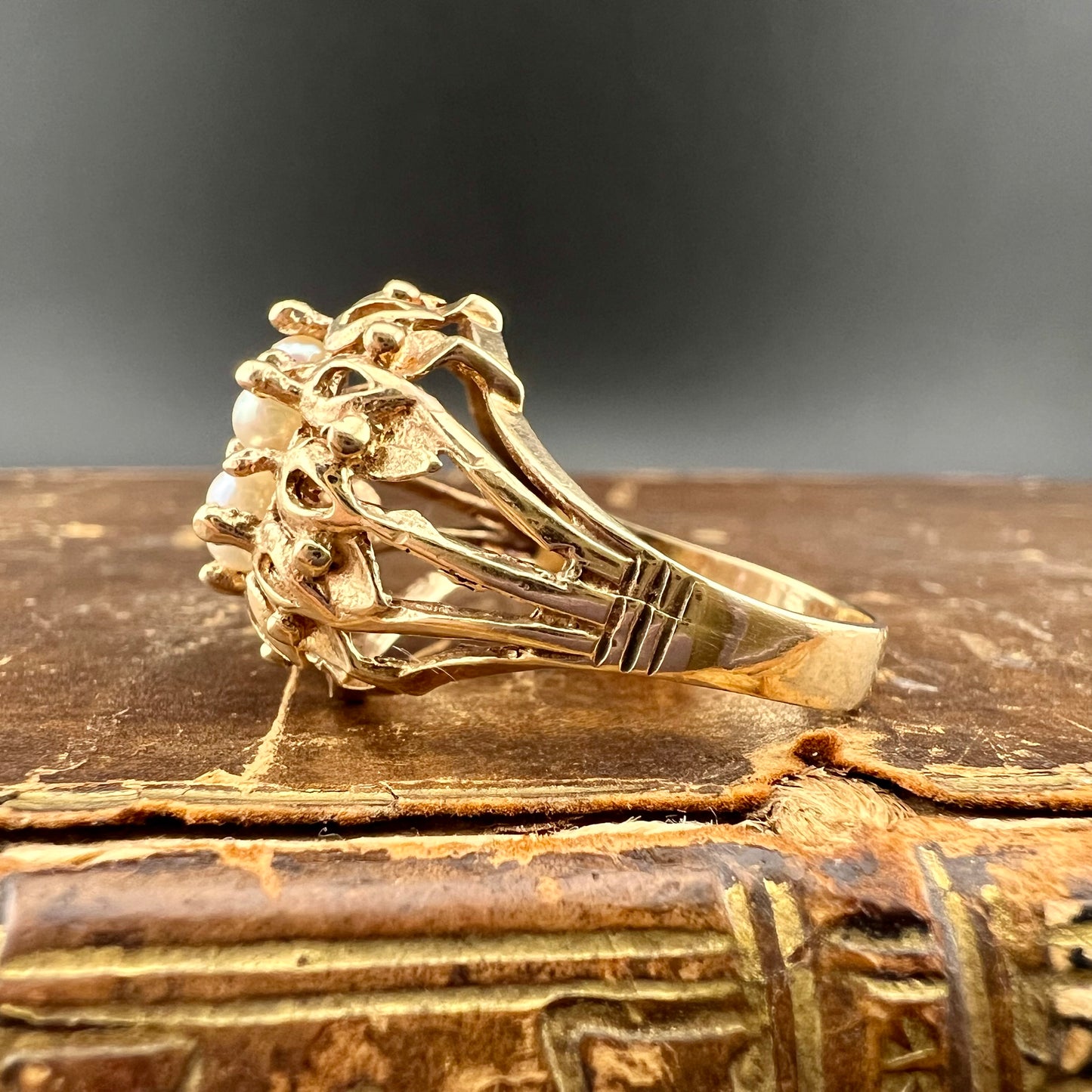 Goldener Gänseblümchenring mit Amethyst und Perlen