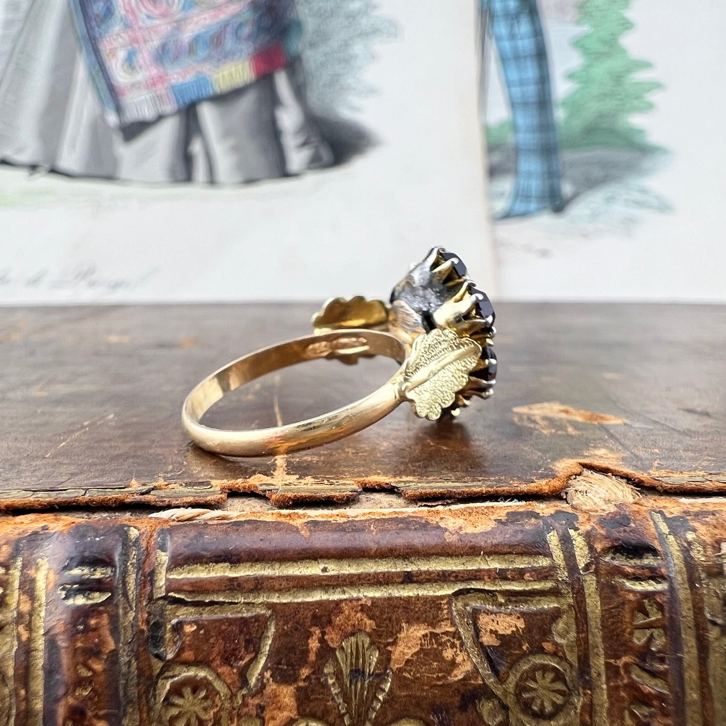 Anello vintage italiano a margherita in oro 18k con granati – circa 1965-1975