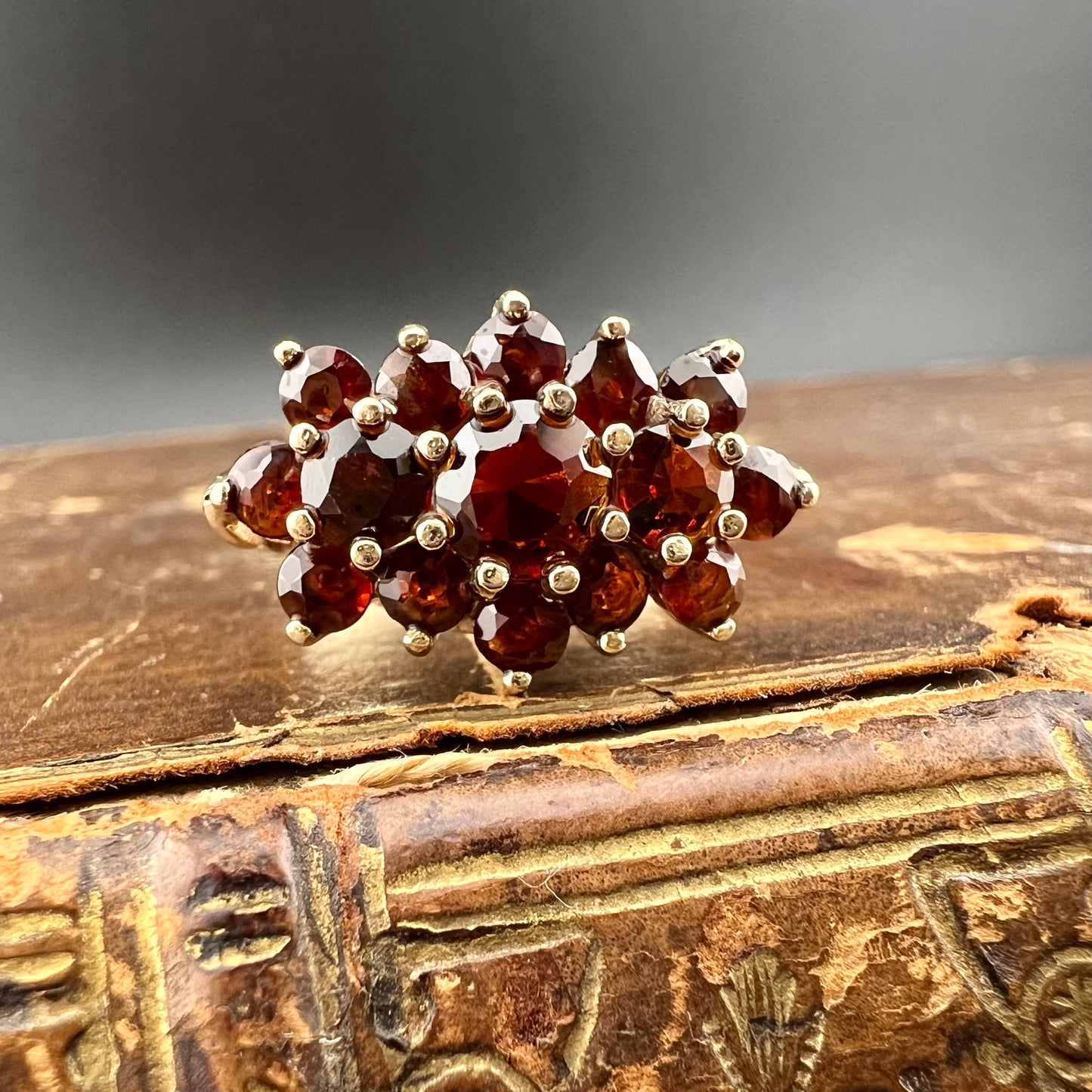 1979 Edinburgh Schottischer Ring in 9 Karat Gold mit Granaten