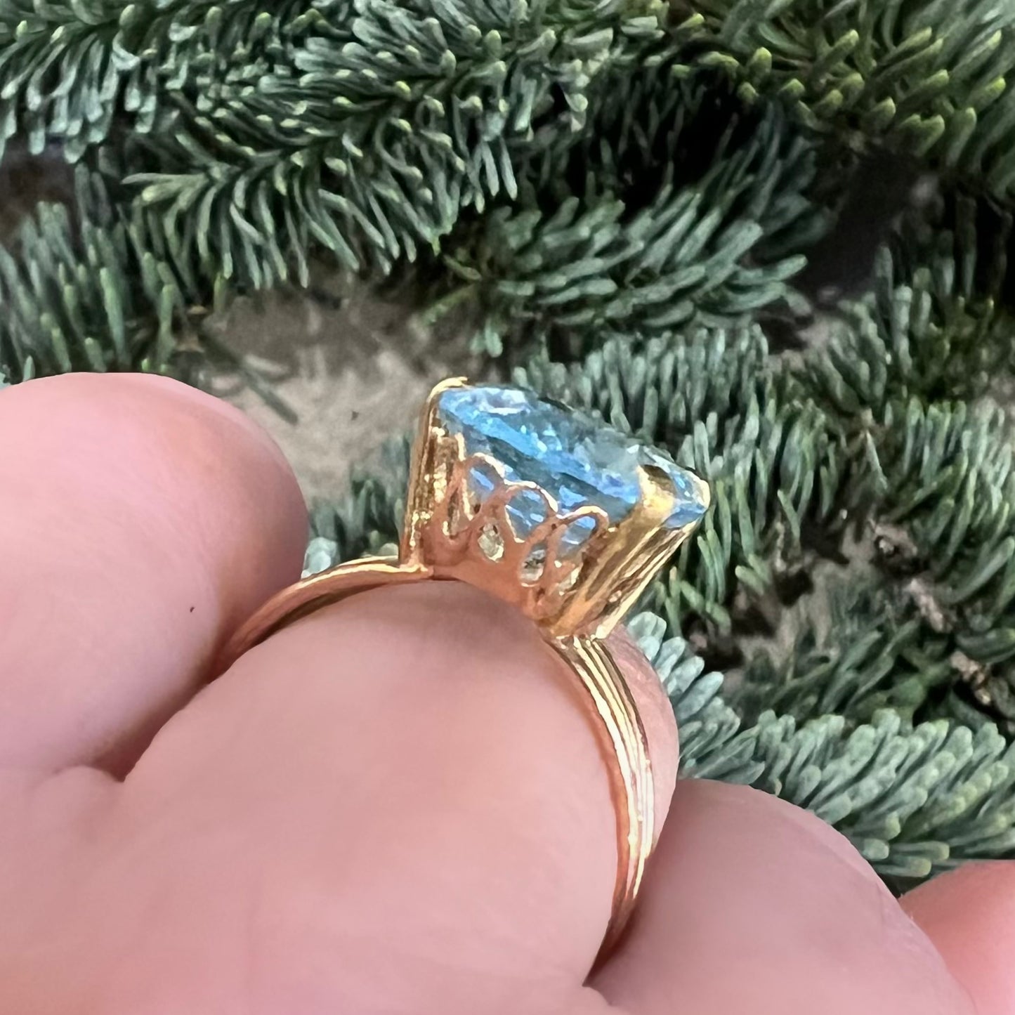 Cocktail ring with blue topaz and 14k yellow gold