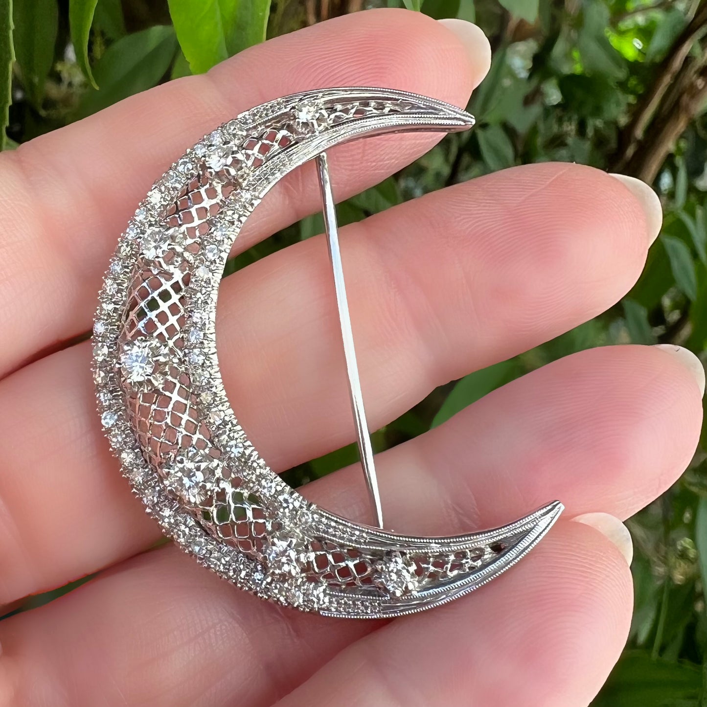 Halbmondbrosche aus 18 Karat Weißgold und Diamanten