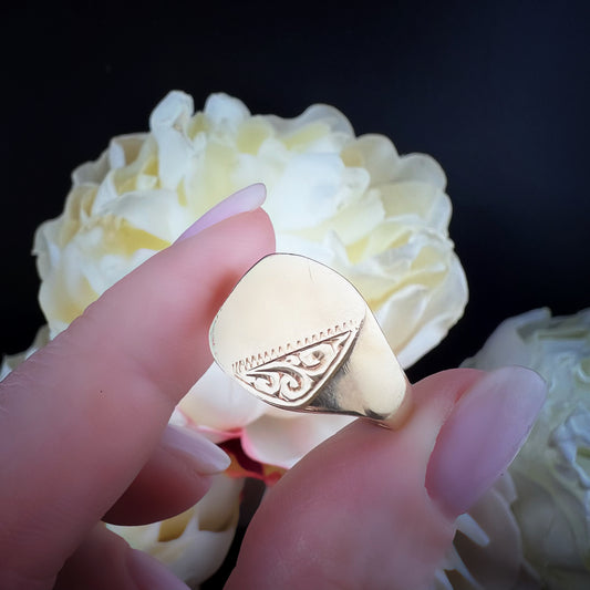 Chevalier in oro giallo 9 ct con incisione a mano – Birmingham, ca. 1970