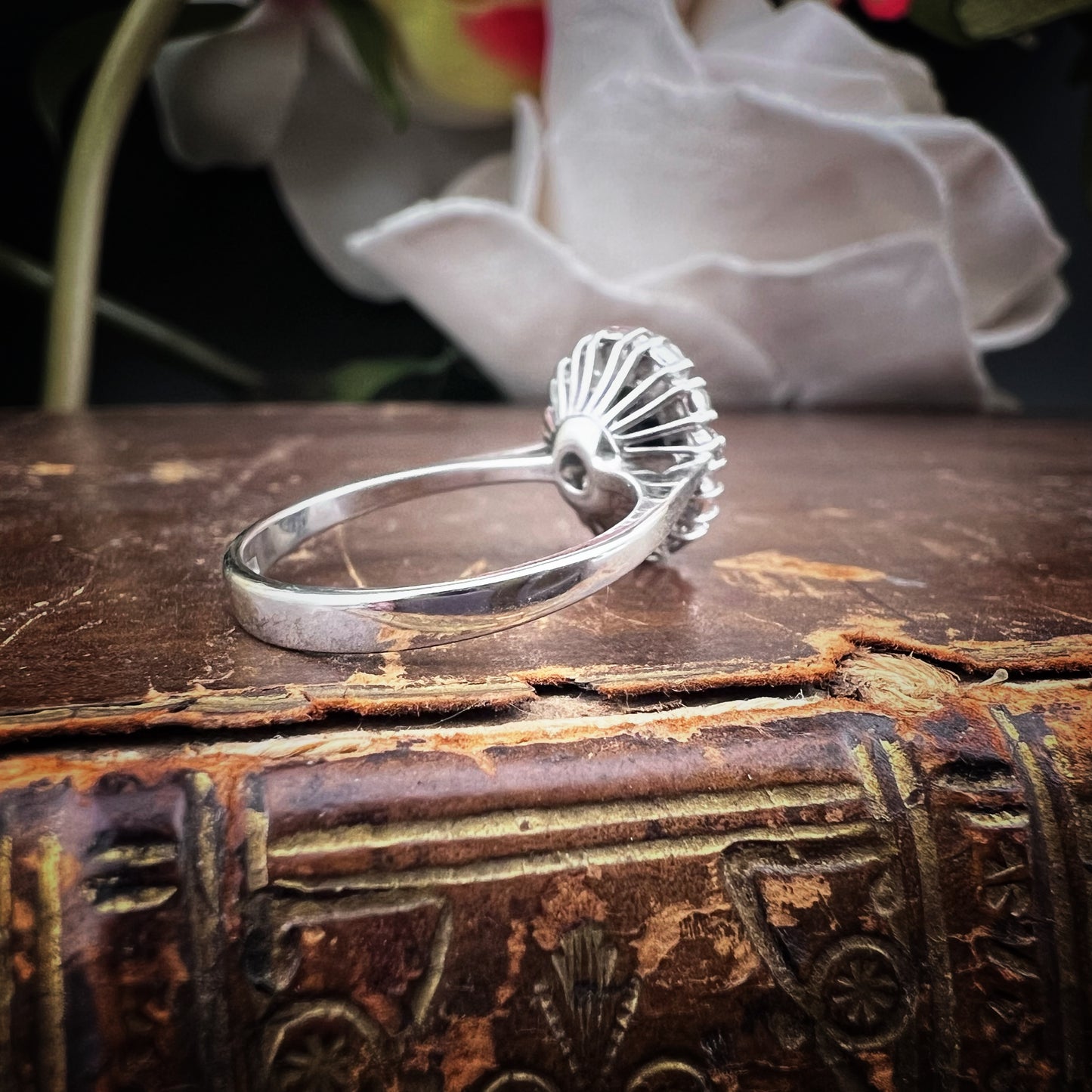 18K gold daisy ring with diamonds and sapphire