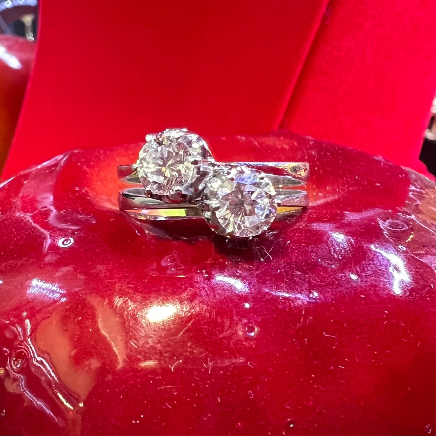 Anello “toi et moi” o contrariè oro bianco 18 kt e diamanti .52/.55 - .46/.48 ct. GIA