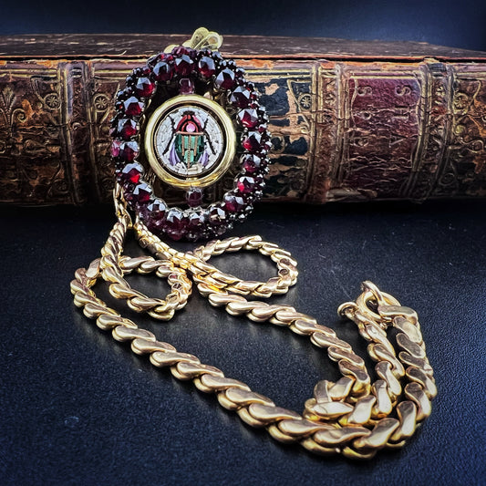 Kette und Anhänger aus 18 Karat Gold mit Skarabäus-Mikromosaik