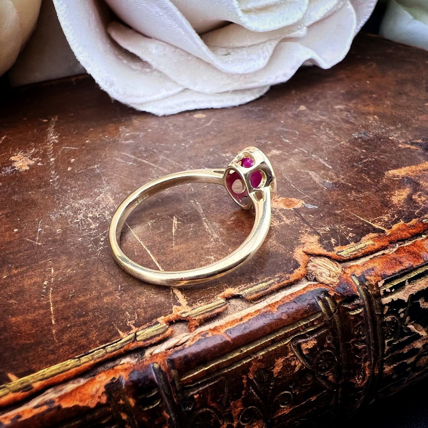 Anello vintage in oro giallo con rubino naturale – Inghilterra, anni ’80