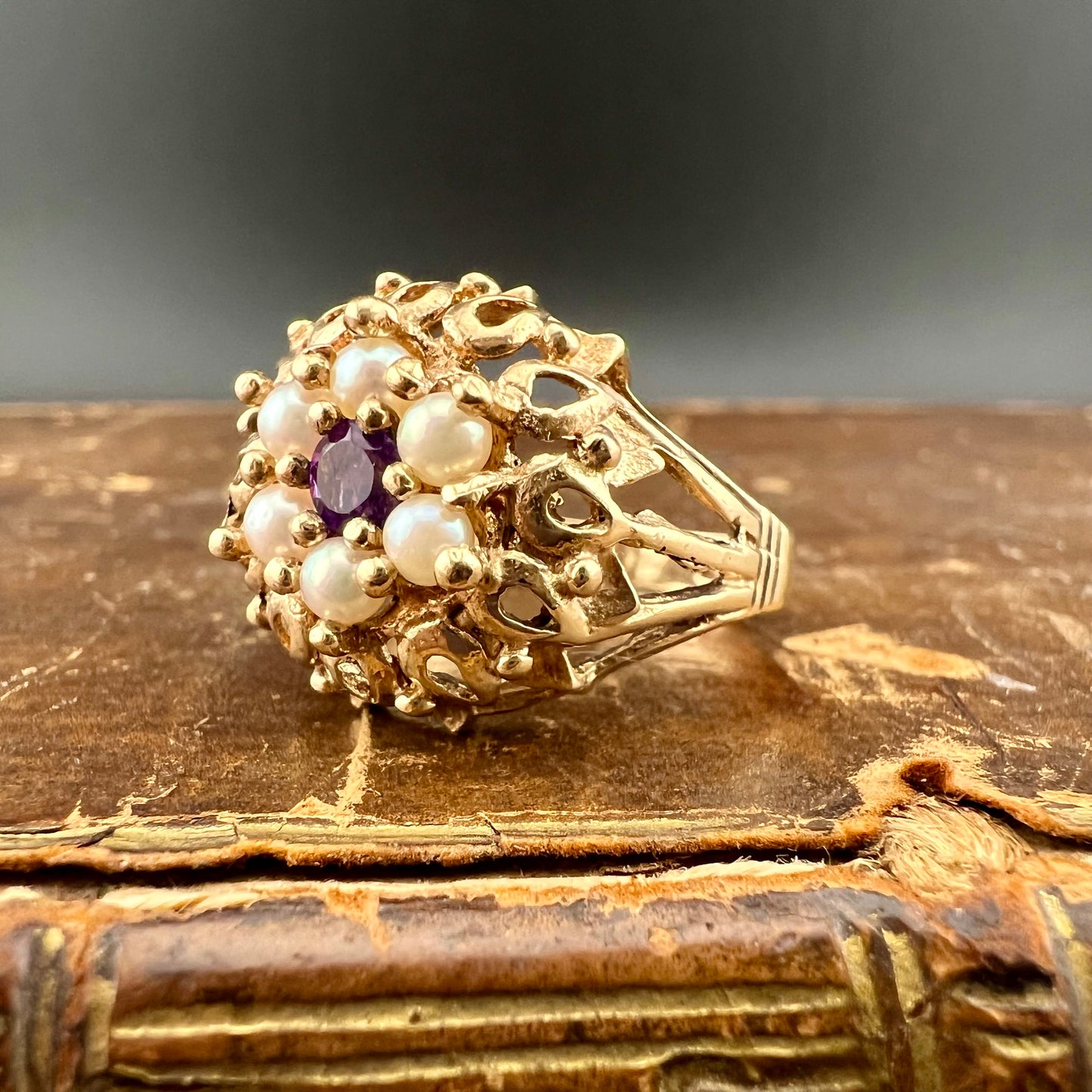 Goldener Gänseblümchenring mit Amethyst und Perlen