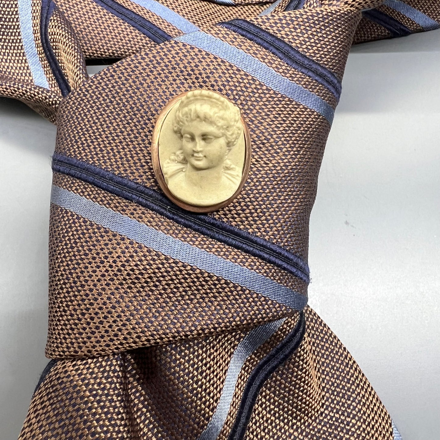 Viktorianische 9-karätige Goldbrosche mit Lavakamee