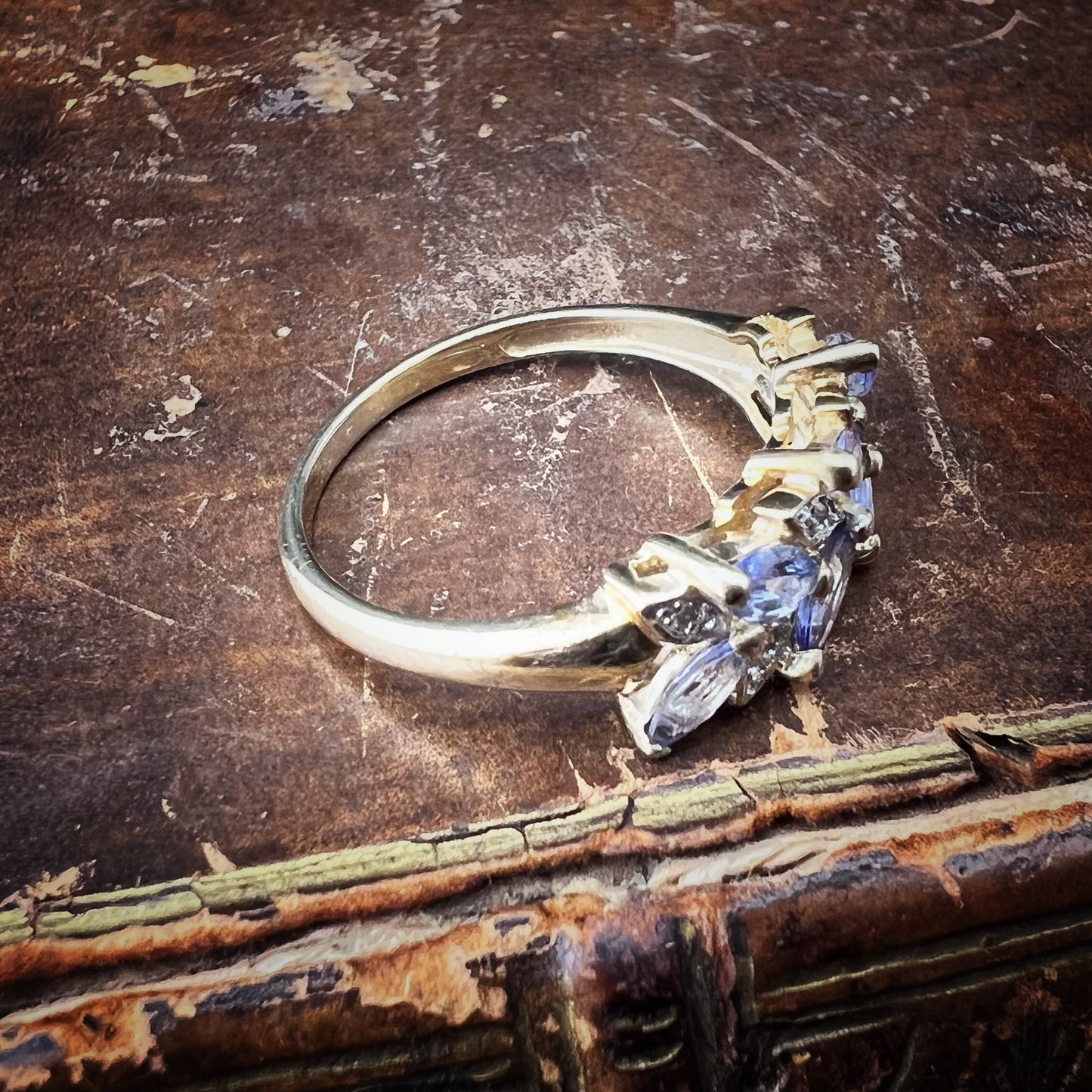 Englischer Vintage-Ring aus 9 Karat Gold mit Tansaniten und Diamanten