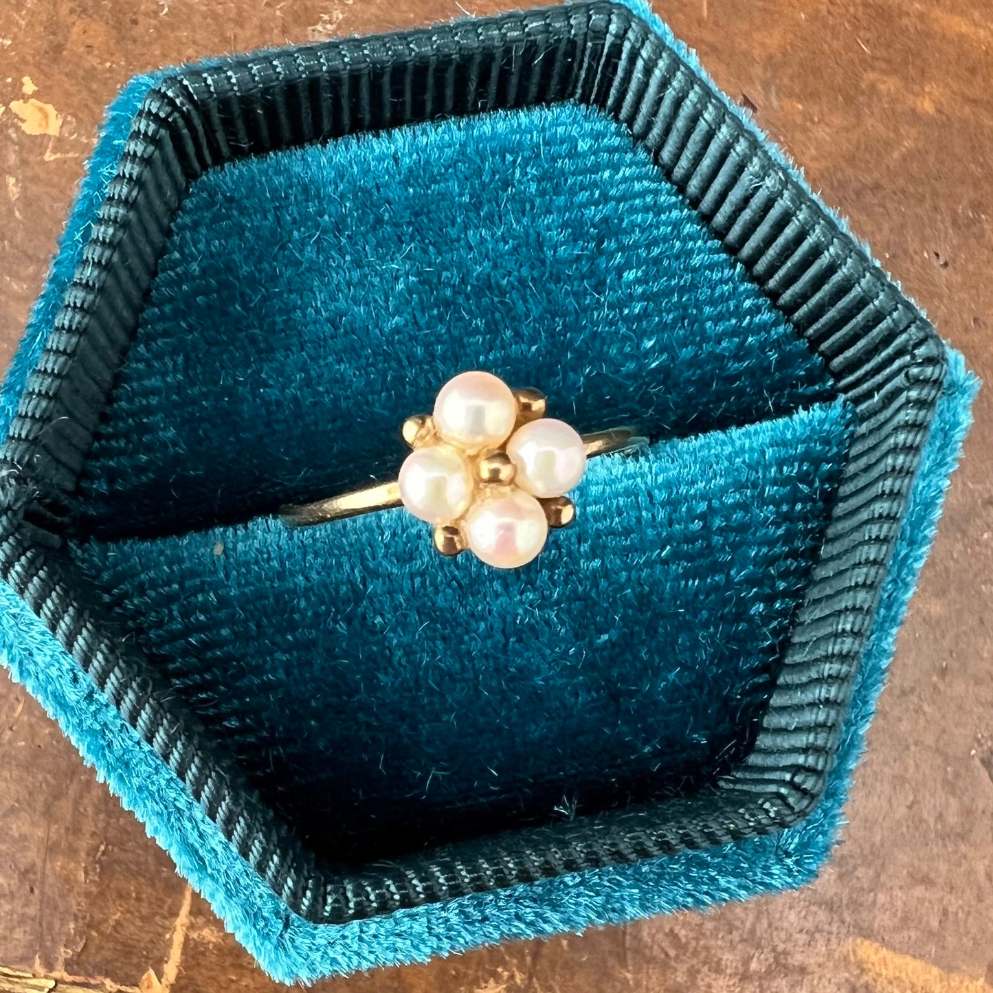 9ct yellow gold ring with beaded flower