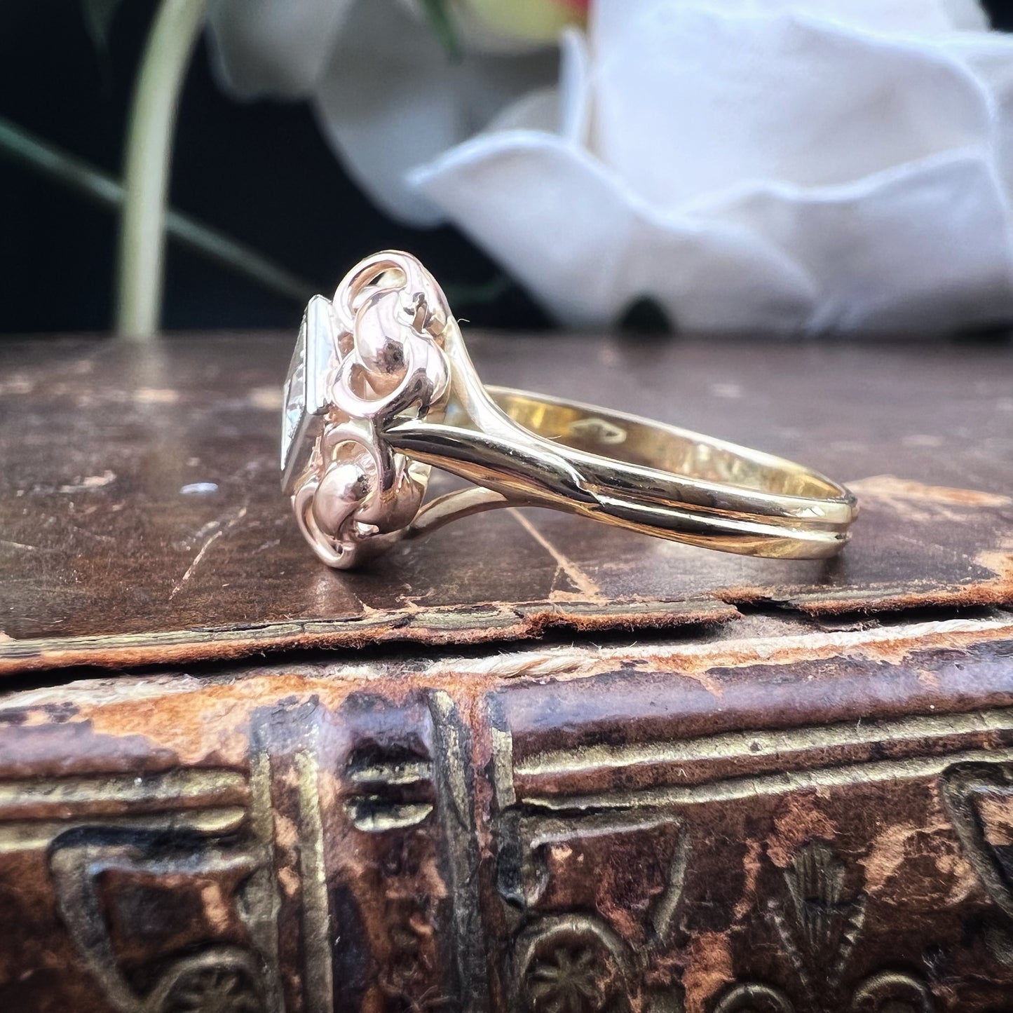 18 kt Gelbgoldring mit Leukosaphiren – Anfang des 20. Jahrhunderts