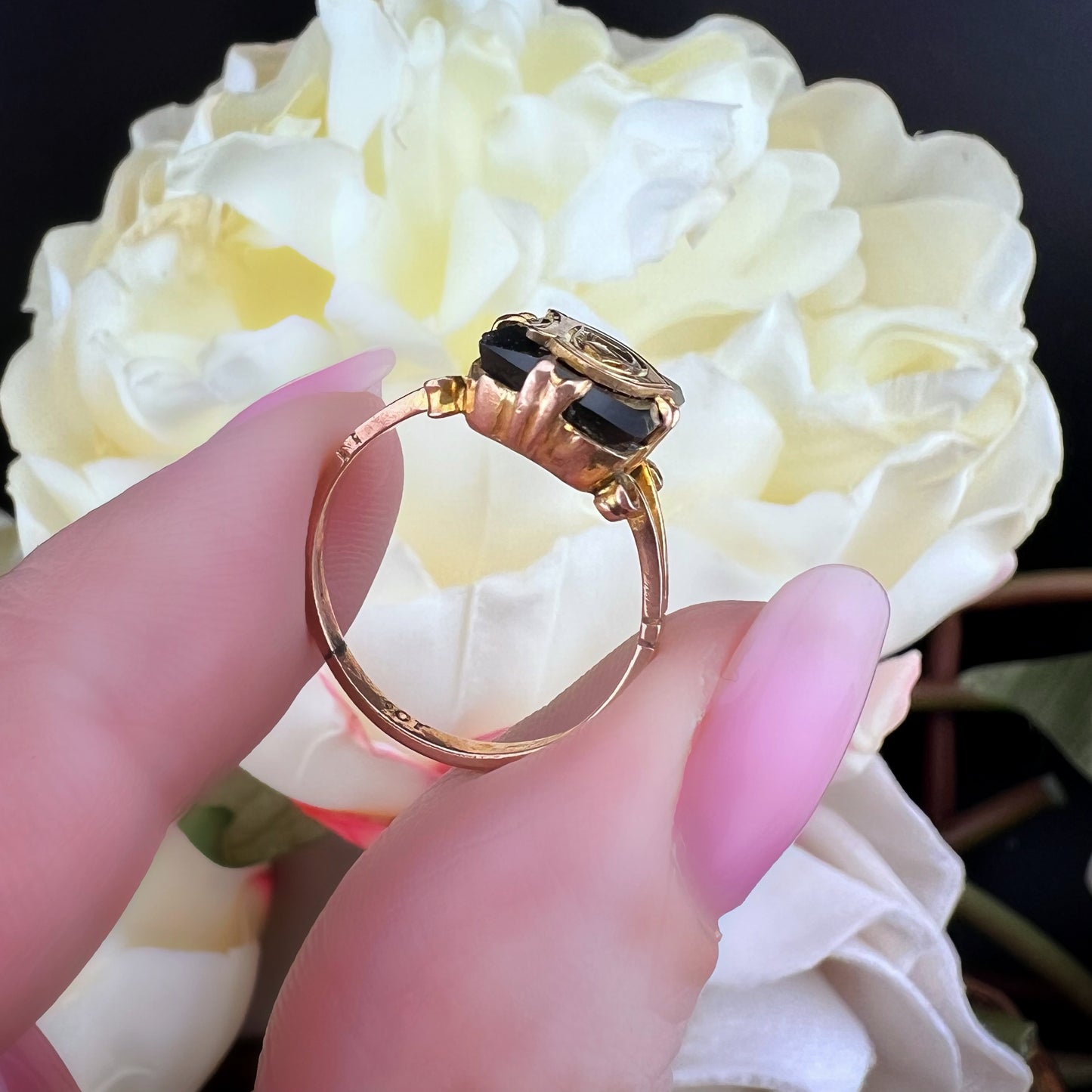 Anello eduardiano in oro e onice con lettera D