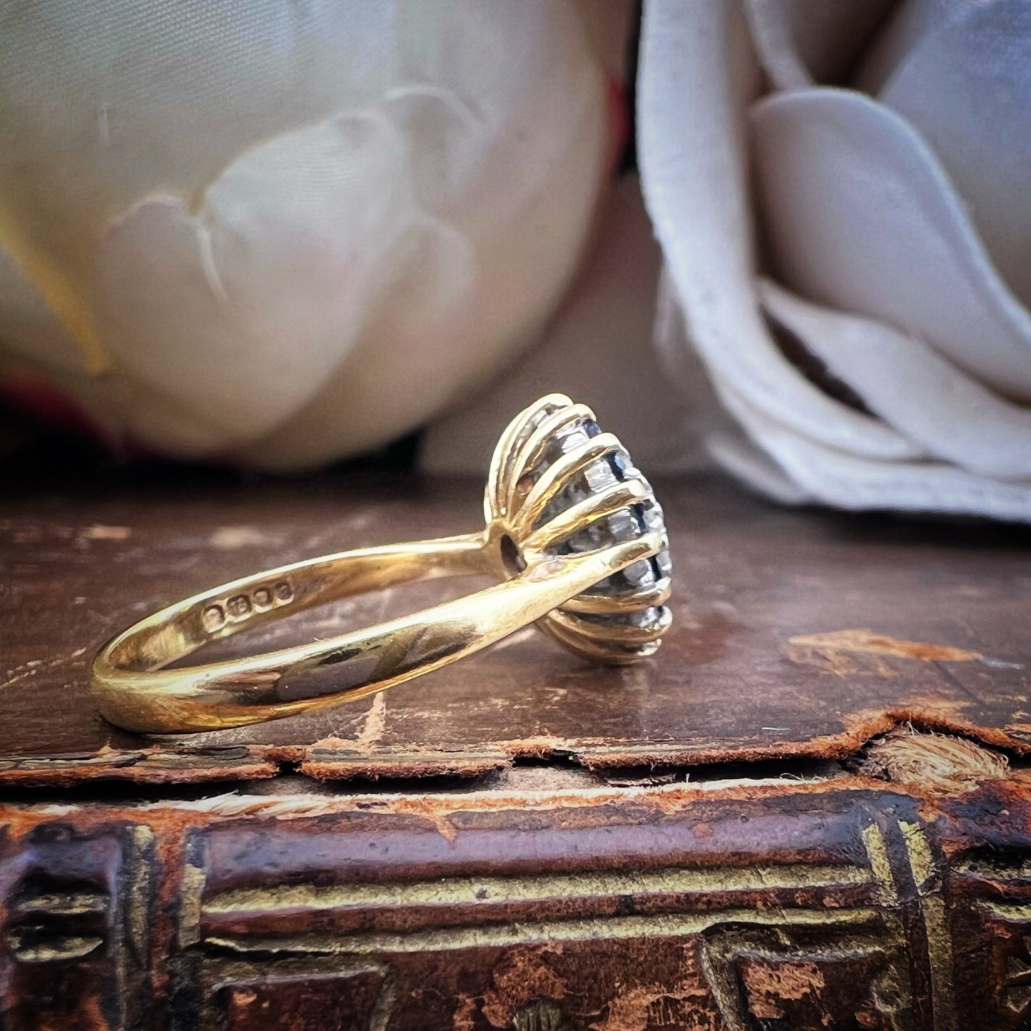 Anello Margherita in oro giallo 18 carati con diamanti e zaffiri – Londra, 1989