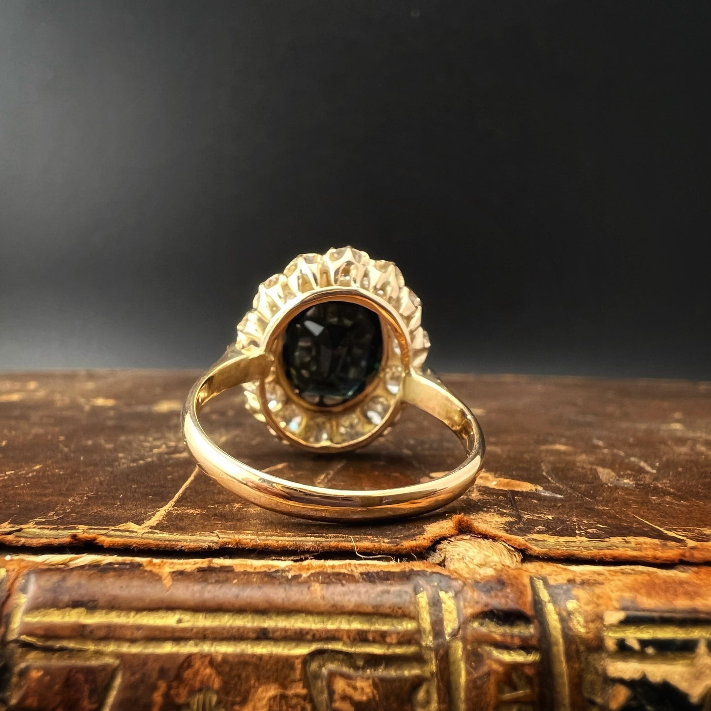 Gänseblümchenring aus 18 Karat Gold mit Altminendiamanten und einem natürlichen Saphir von 4,46 Karat