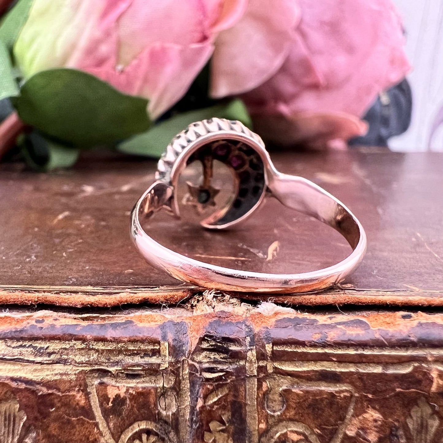 Anello vittoriano con motivi celesti. Oro rubini, diamanti e smeraldo.