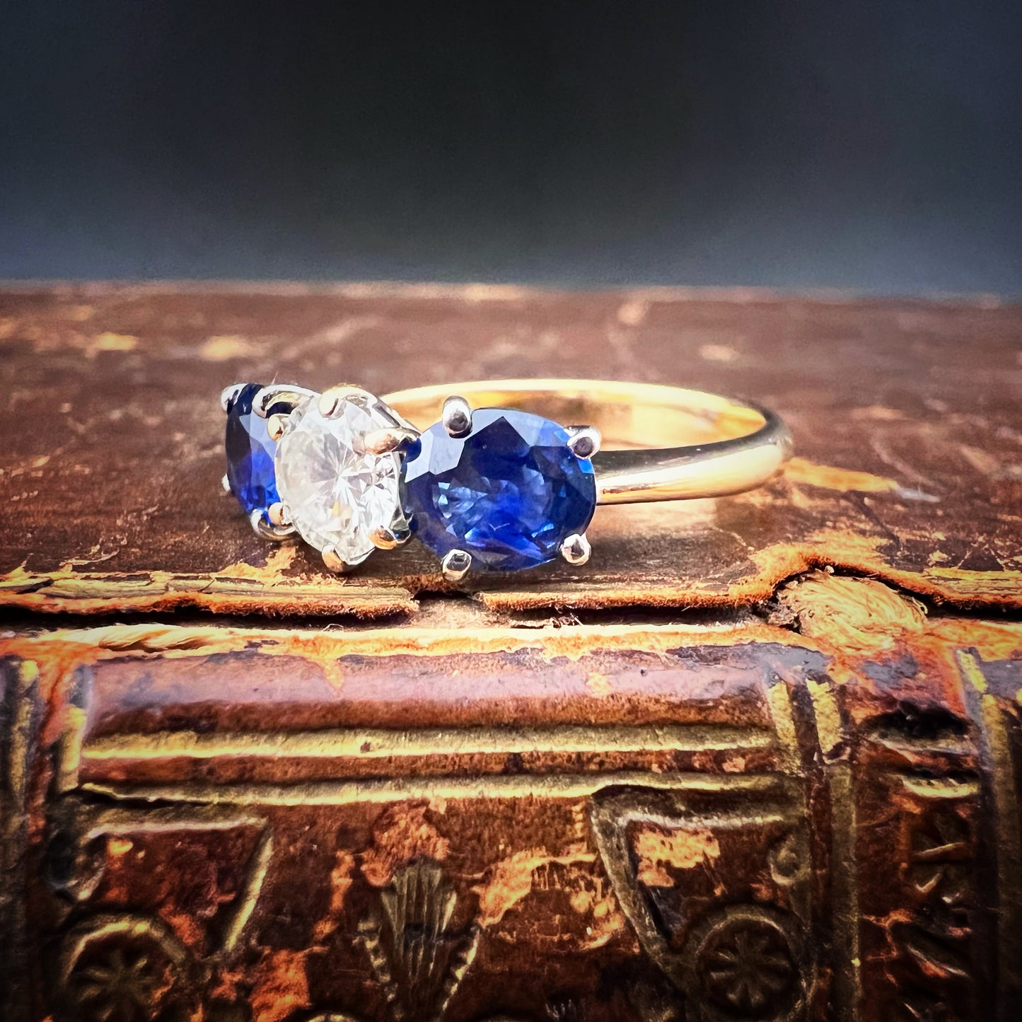 18k gold diamond and sapphire ring. Italy, c. 1920.