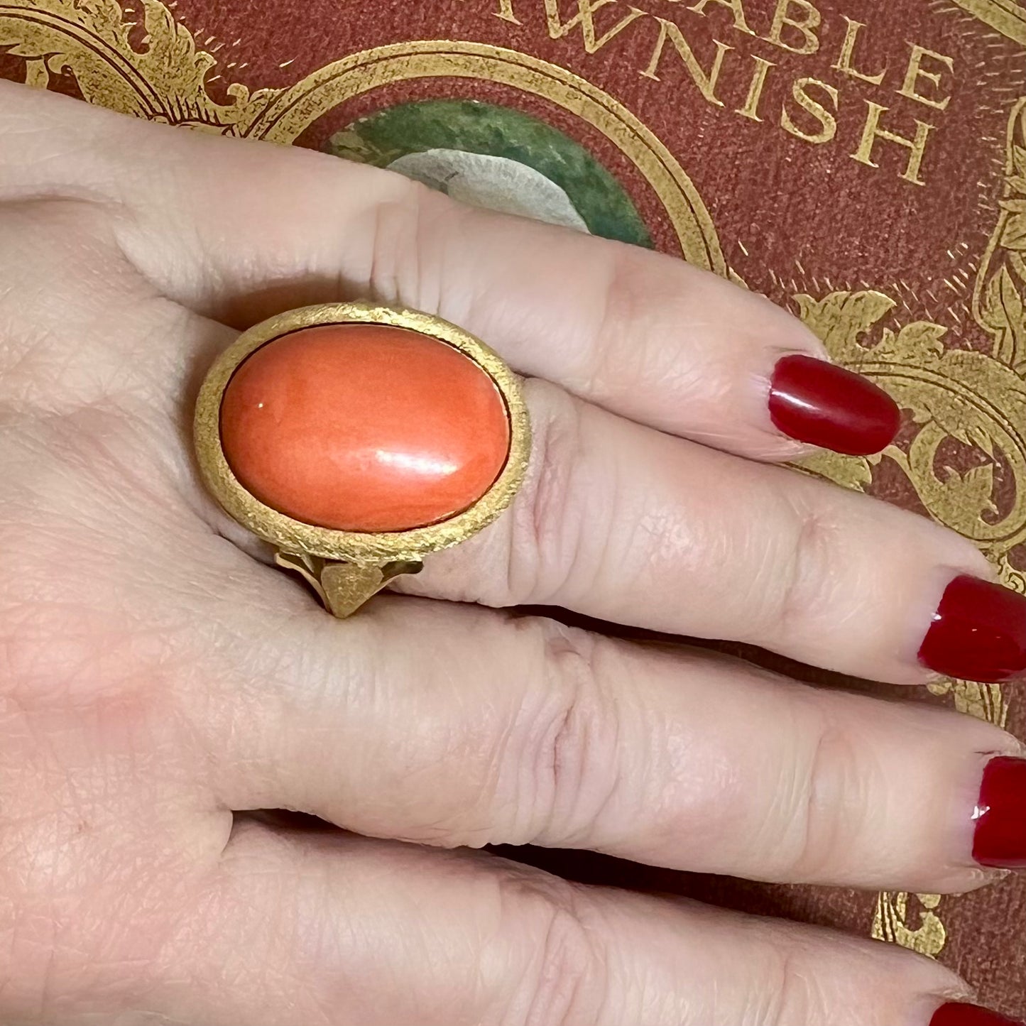 Prächtiger 18K Gelbgoldring mit großem Korallencabochon