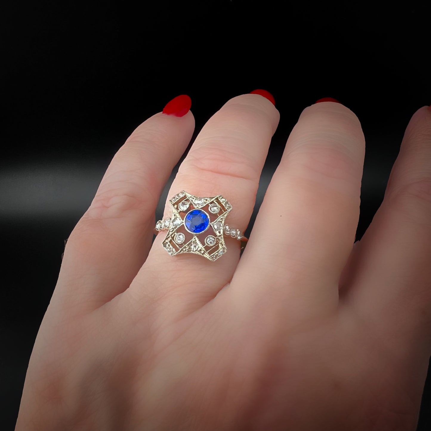 Anello Art Déco in oro 14 ct, diamanti e zaffiro di sintesi