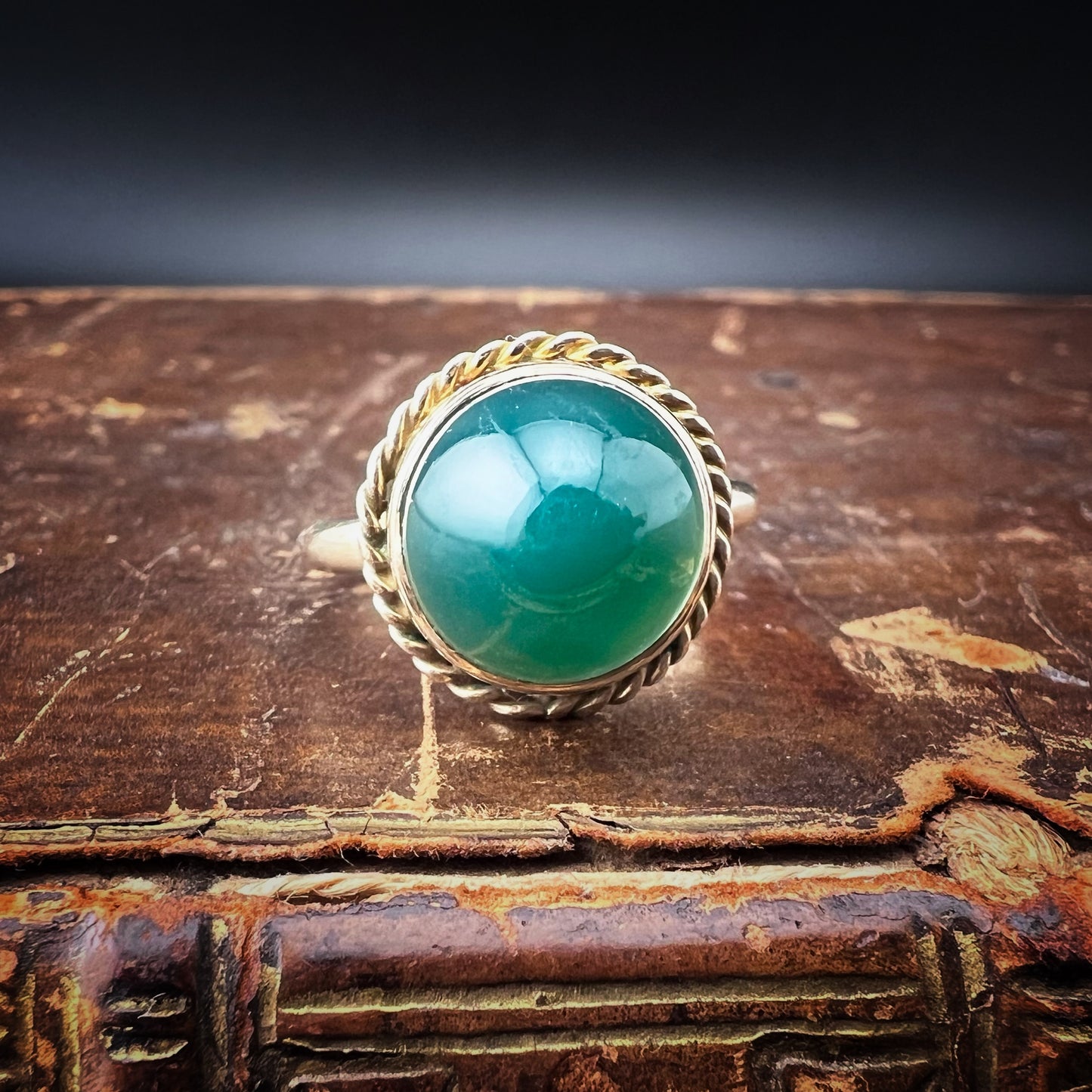 Gold ring with ovoid chrysoprase