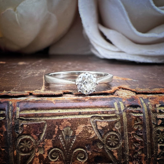 Anello Solitario Vintage in Oro Bianco con Diamante 0.25 – Anni ’60