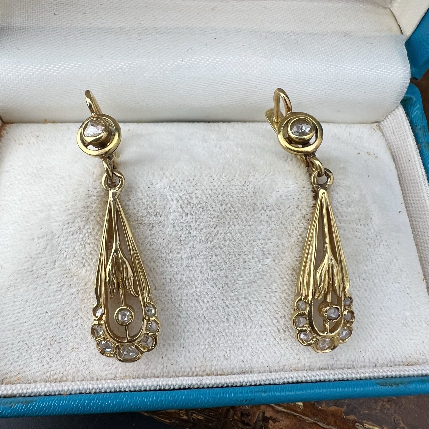 Pair of Art Nouveau earrings in 18K gold and diamonds