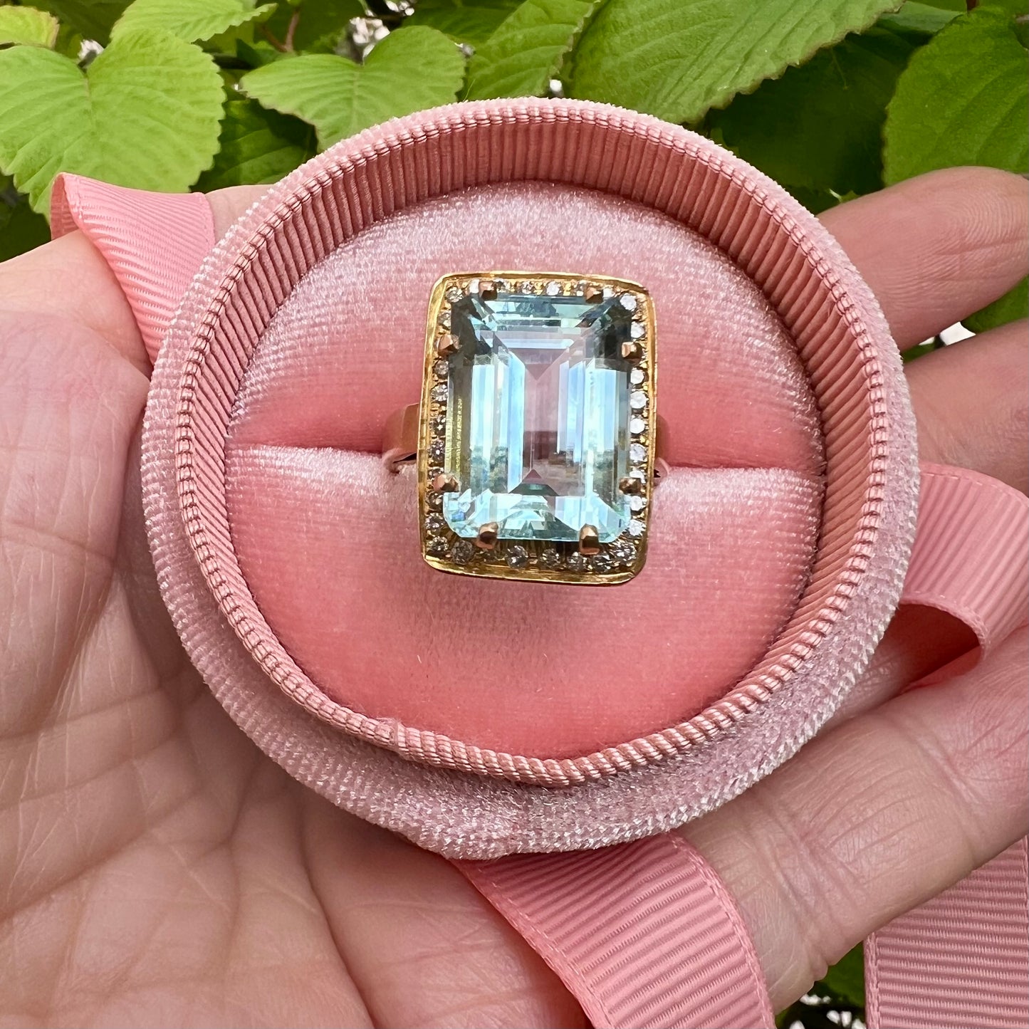 18-karätiger Goldring mit Aquamarin und Diamanten. Italien, 1960.