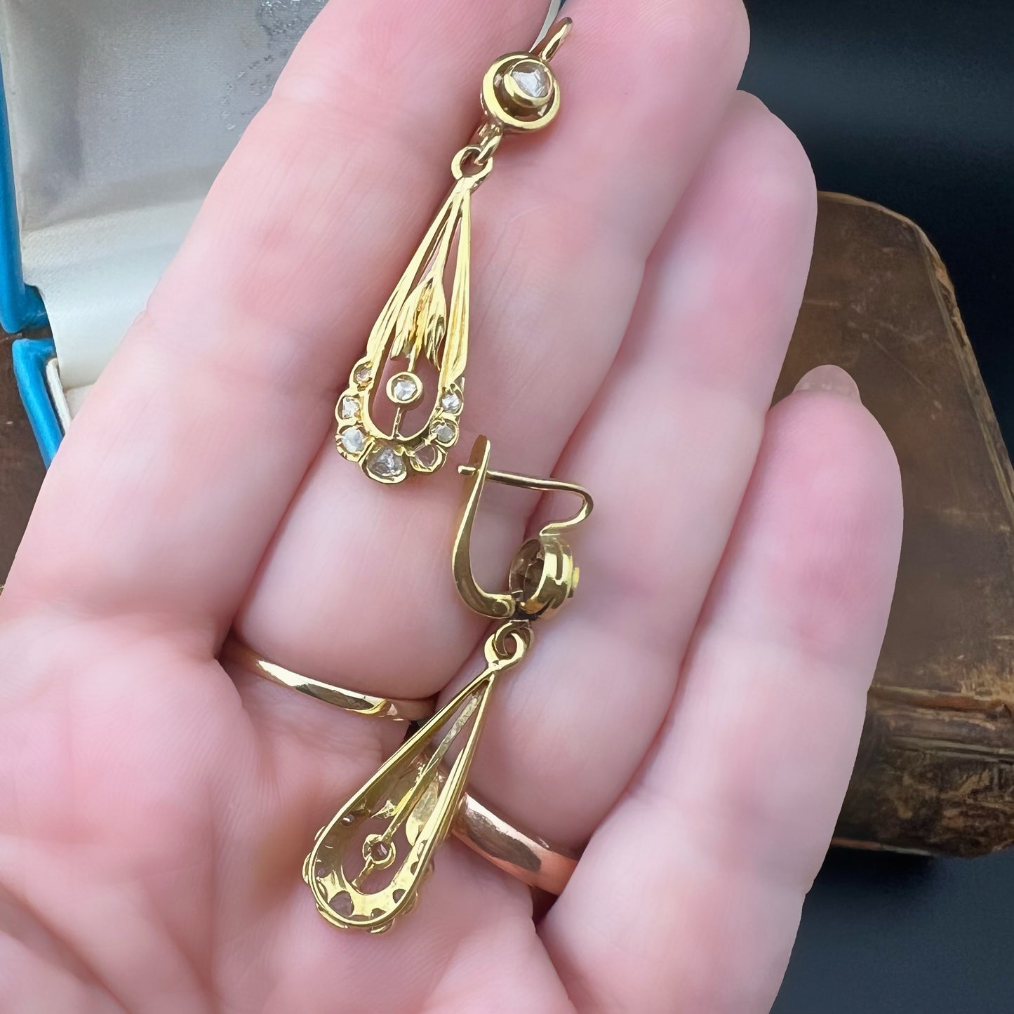 Pair of Art Nouveau earrings in 18K gold and diamonds