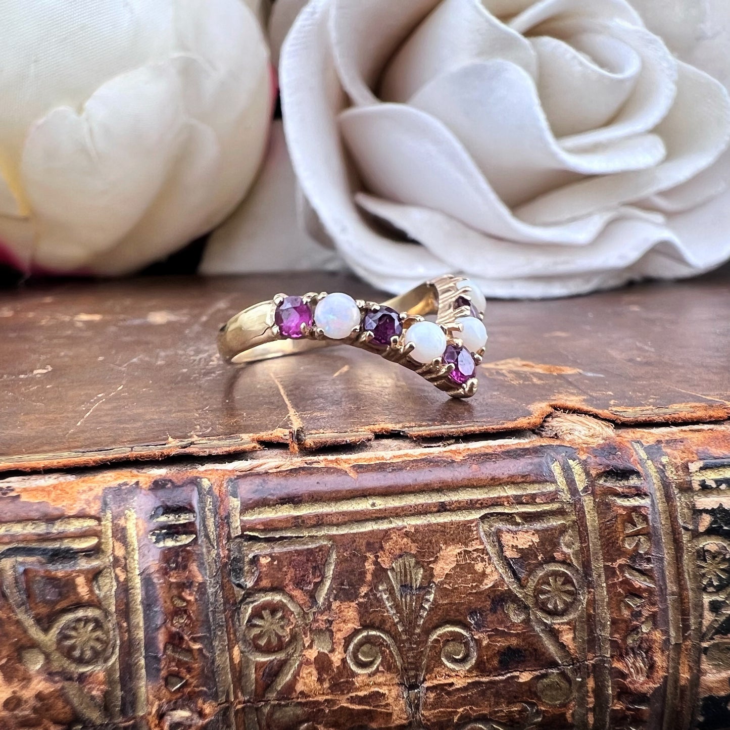 Anello Wishbone in Oro Giallo con Opali e Rubini – Londra, 1978