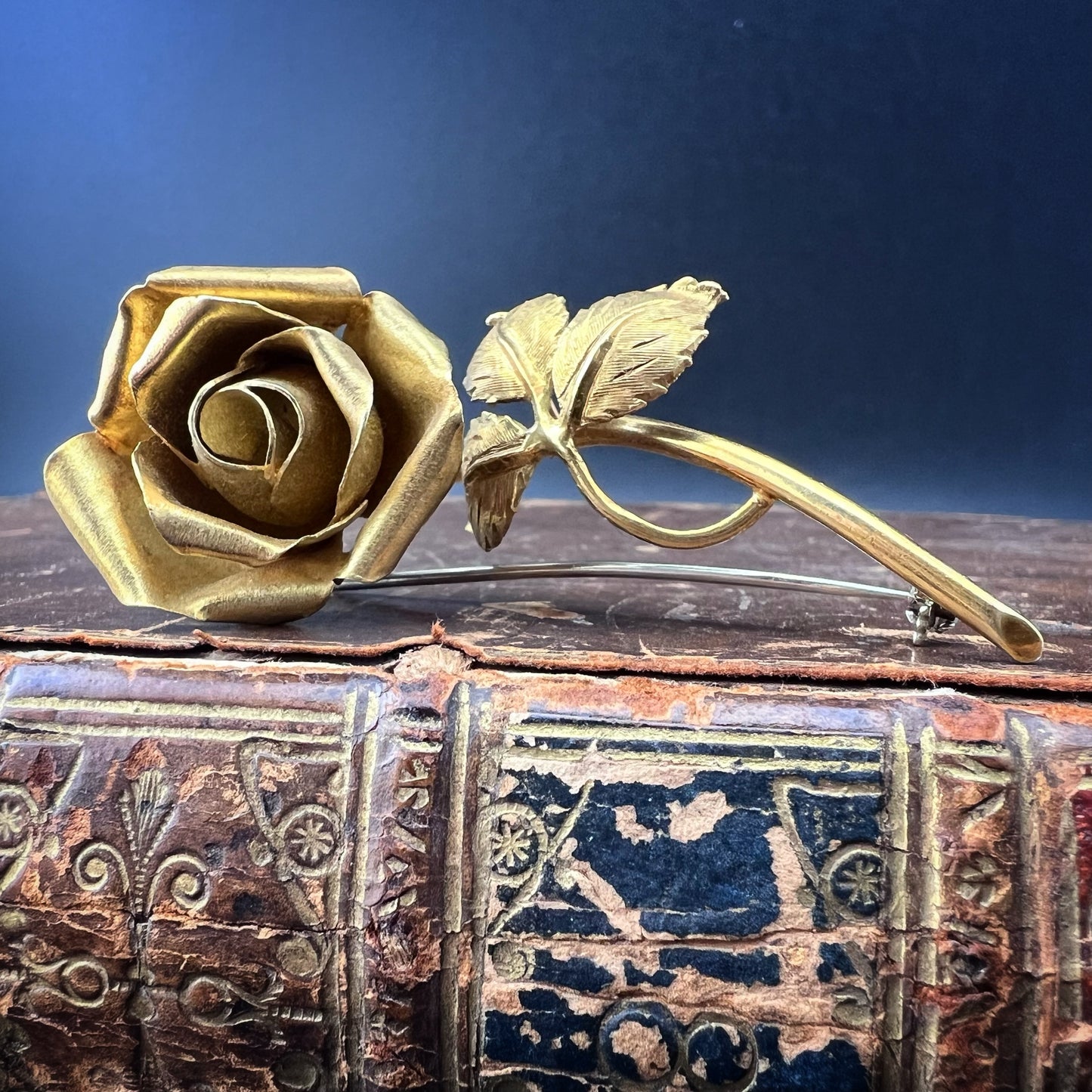 Skulpturale Brosche aus 18 Karat Gold in Form einer blühenden Rose