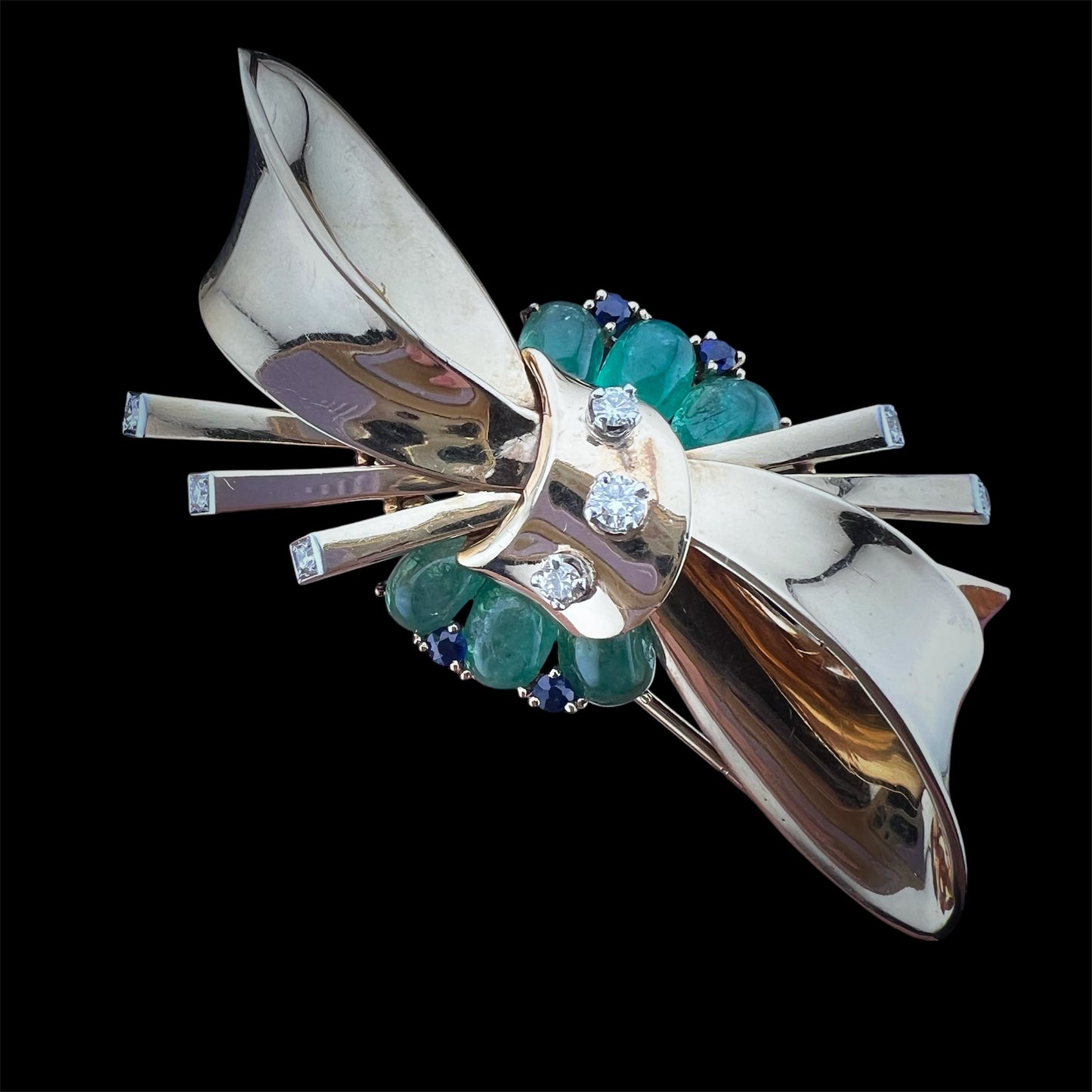 Importante spilla in oro, diamanti, smeraldi e zaffiri: Trabert & Hoeffer/Mauboussin REFLECTION