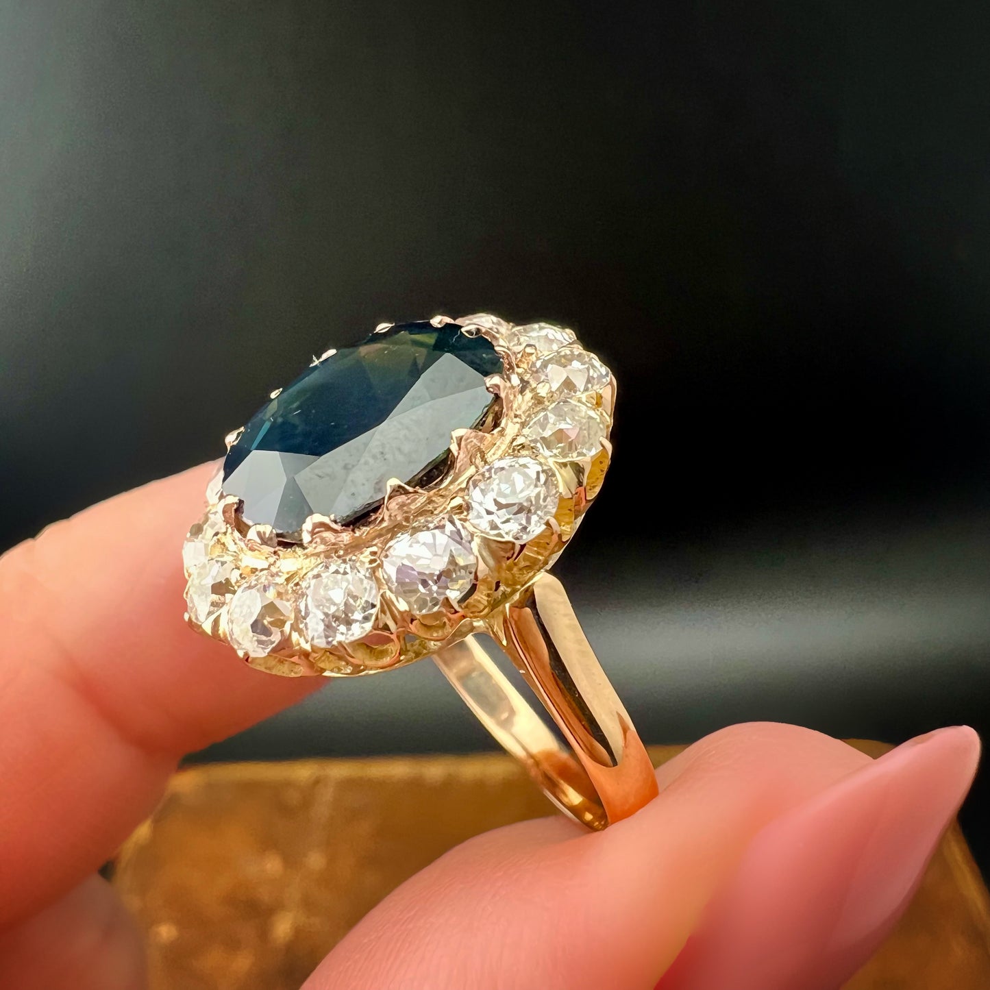 Gänseblümchenring aus 18 Karat Gold mit Altminendiamanten und einem natürlichen Saphir von 4,46 Karat