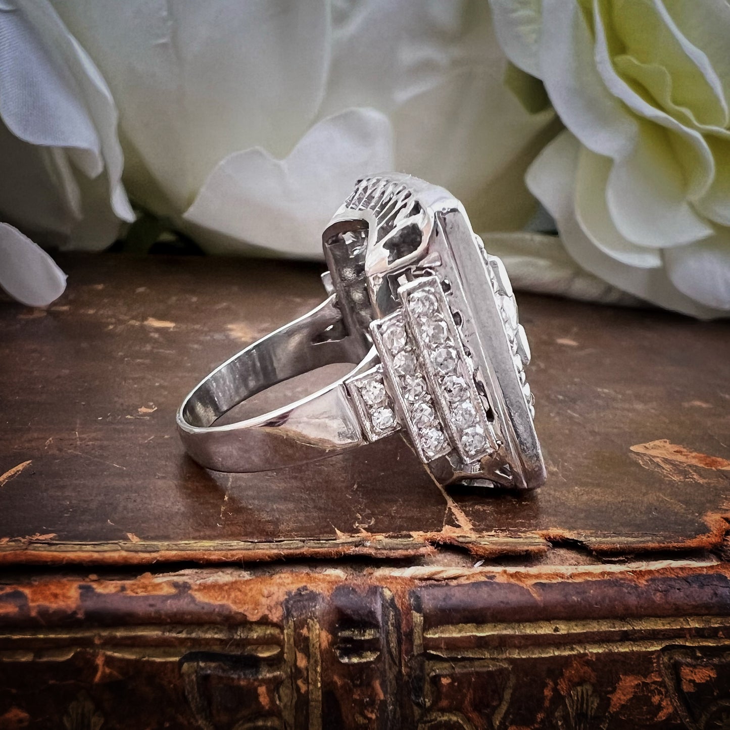 Anello importante Art Déco a gradini con diamanti old mine per circa 4 ct