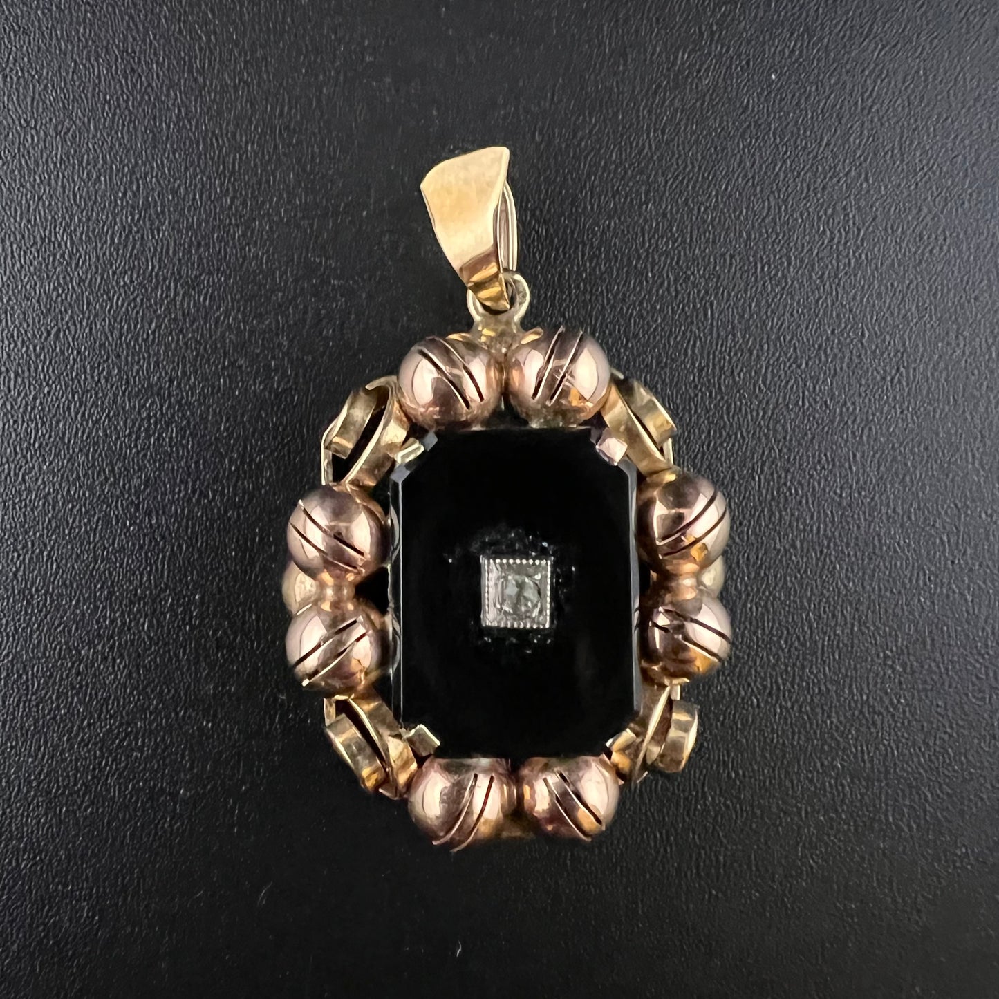 VICTORIAN PENDANT IN 14 CT GOLD AND ONYX