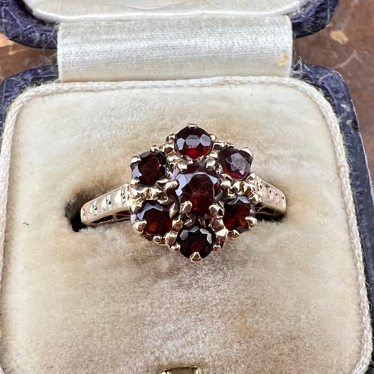 9ct gold daisy ring with garnets