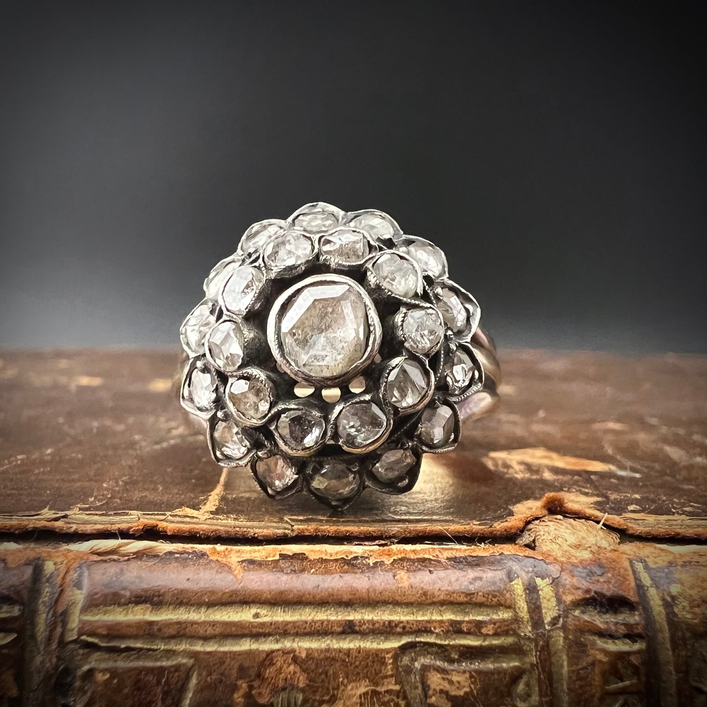 18 Karat Goldrosetten-Diamant- und Silberknospenring