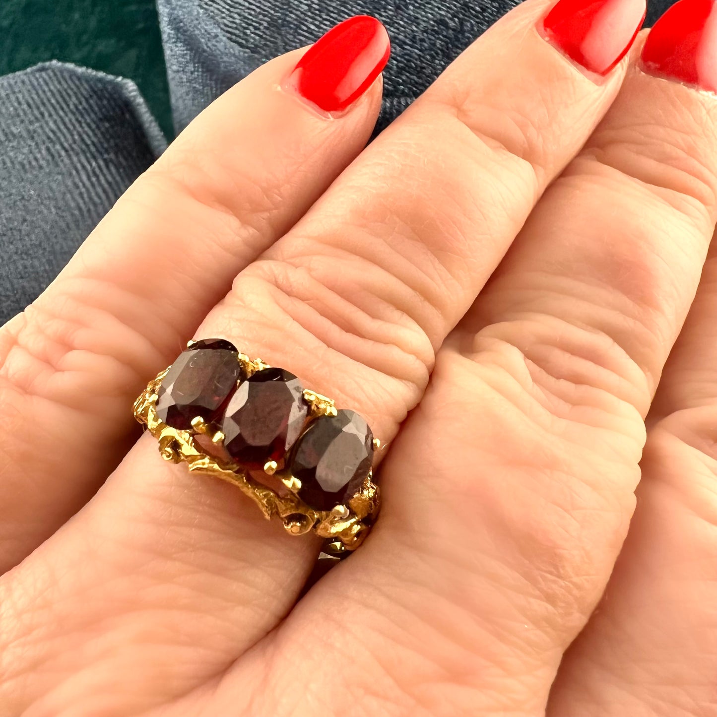Ring with three garnets in 18k yellow gold
