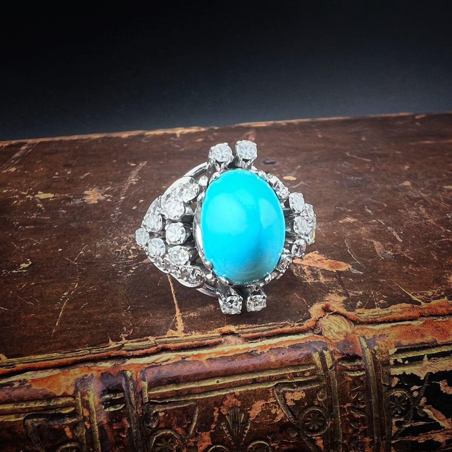 Imponente anello in oro bianco con turchese naturale e diamanti – Manifattura anni ’50