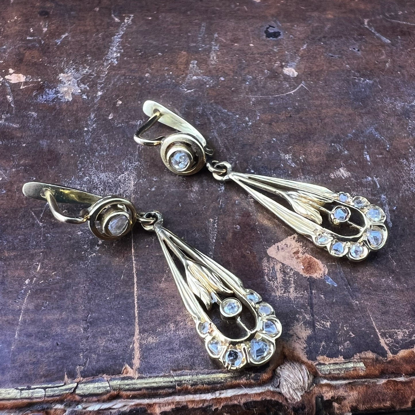 Pair of Art Nouveau earrings in 18K gold and diamonds