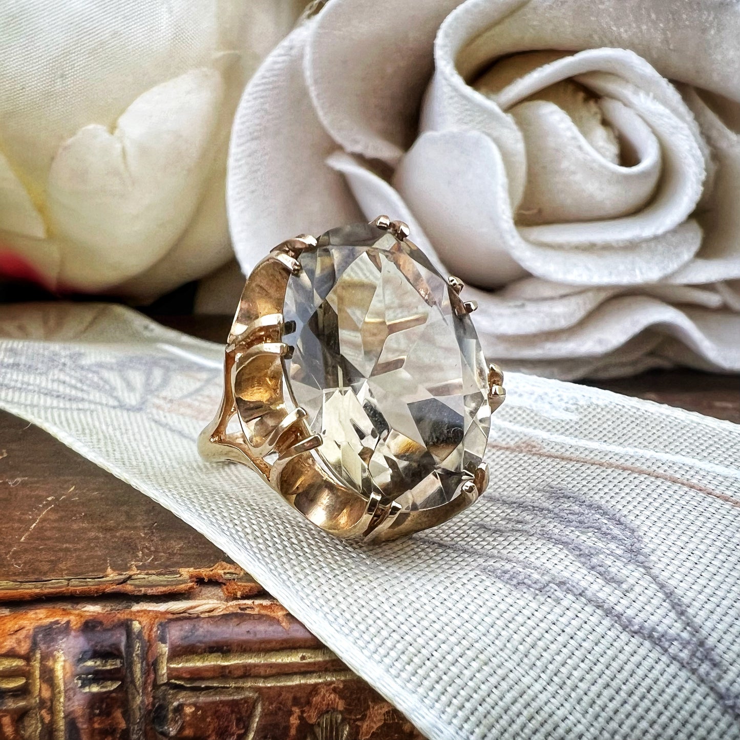 Cocktail Ring Vintage con Quarzo Grigio Caldo – Birmingham, 1975