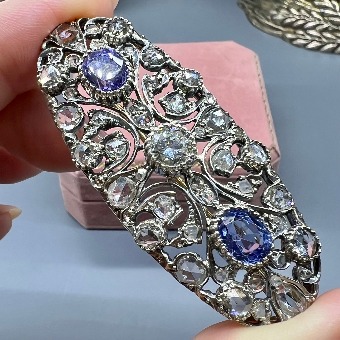 Brosche mit Ceylon-Kornblumen-Saphiren und Diamanten