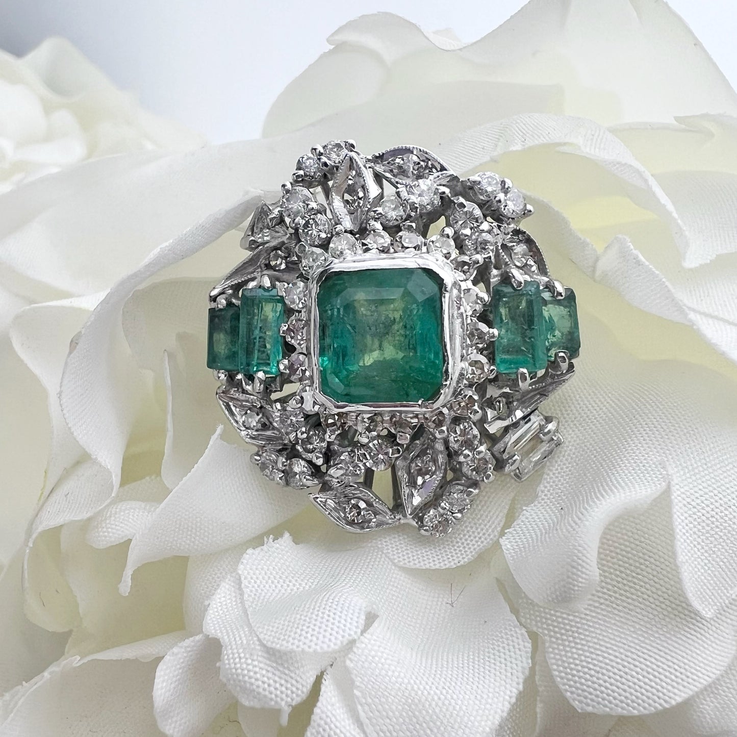 Anello a ballerina anni ’50 in oro bianco con diamanti e smeraldi