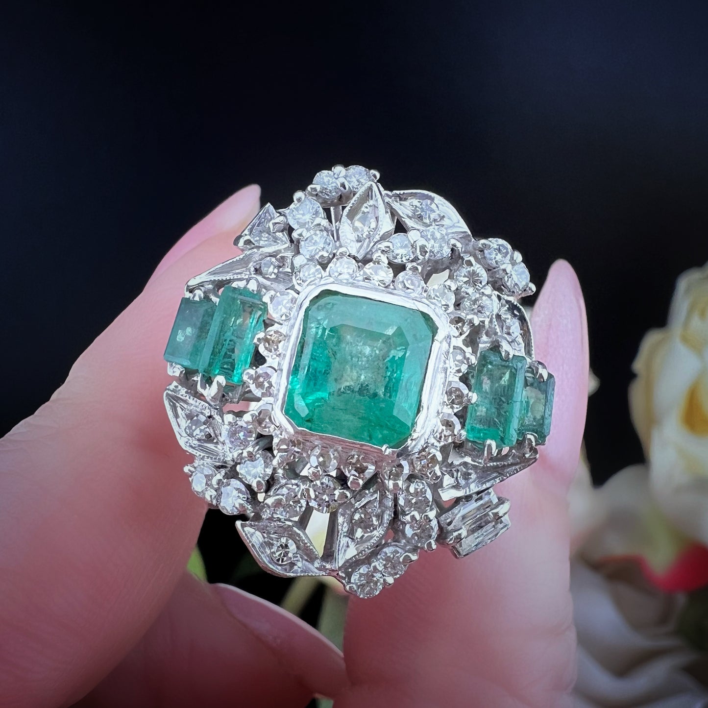 Anello a ballerina anni ’50 in oro bianco con diamanti e smeraldi