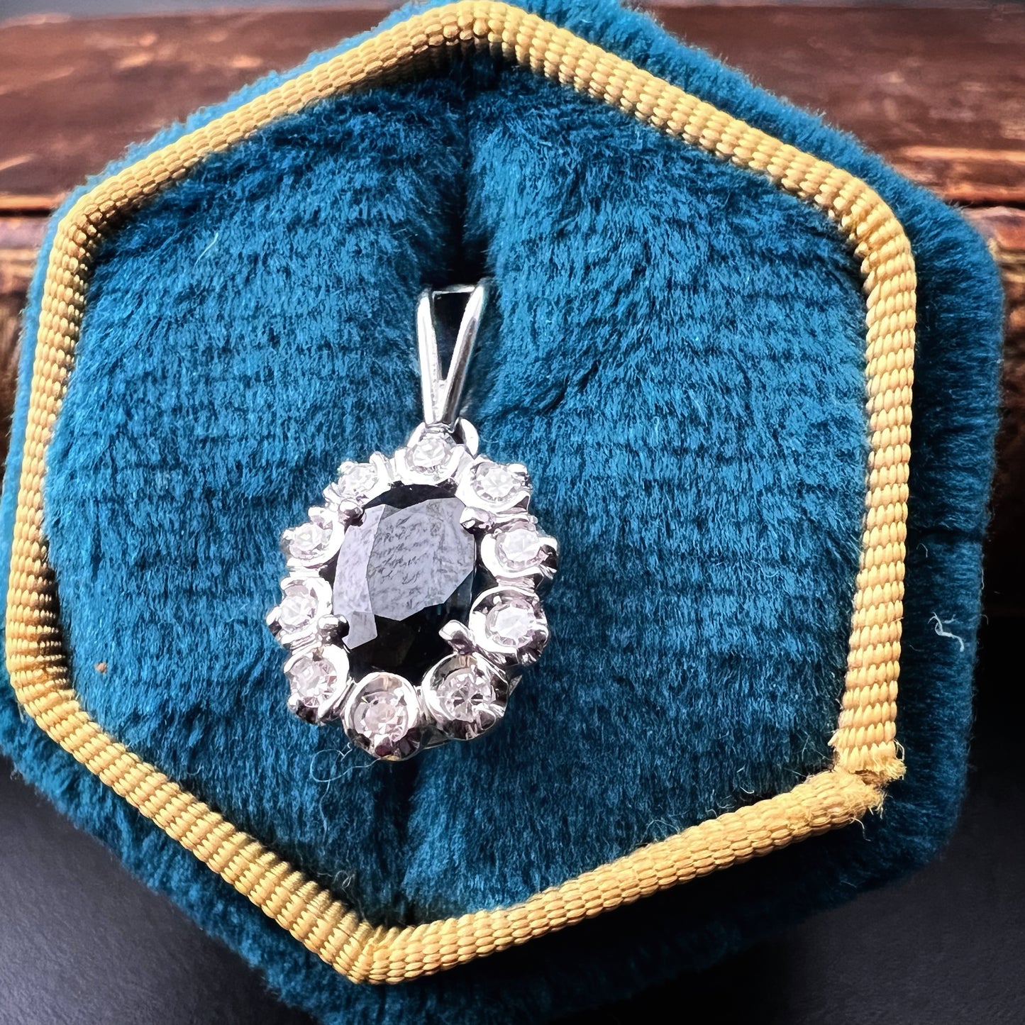 18K gold sapphire and diamond daisy pendant