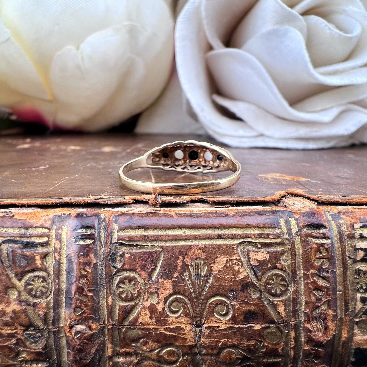 Anello vintage in oro giallo con opali e zaffiri – Birmingham, 1987