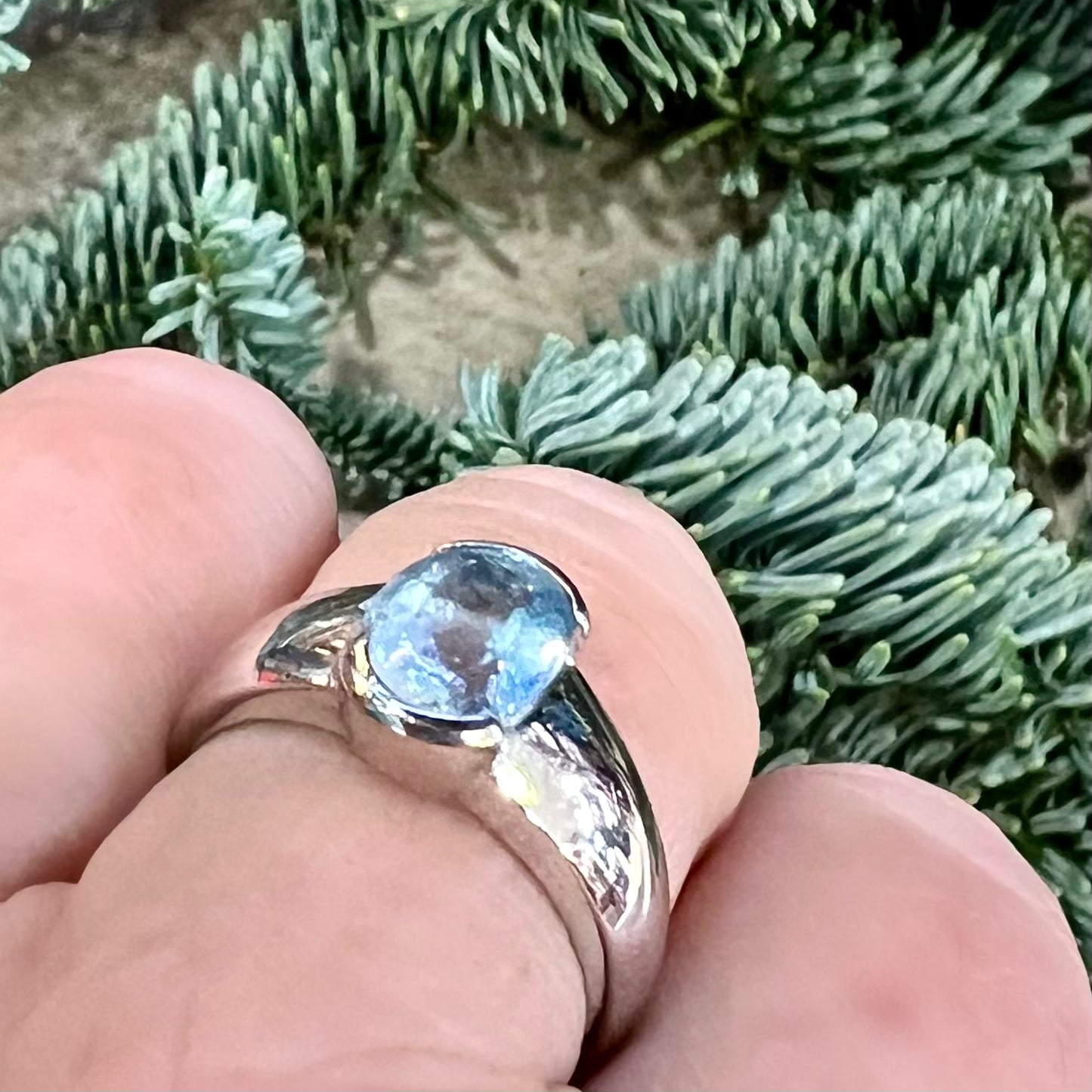 Ring with aquamarine and 18k white gold