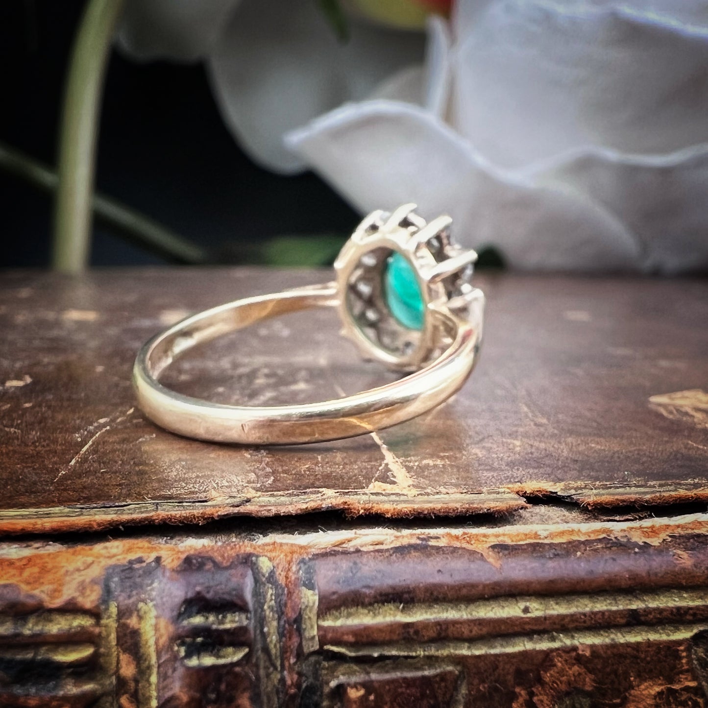 Vintage-Goldring mit Gänseblümchen und Smaragd – Birmingham, 1984