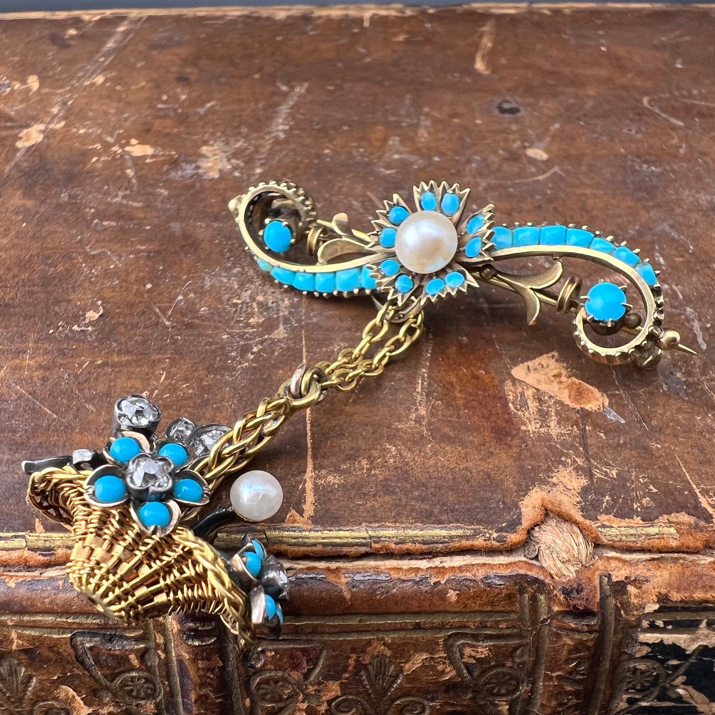 Spilla Antica in Oro Giallo 18 e 12 Ct con Turchesi, Perle e Diamanti – Raffinato Design con Cestello a Sospensione