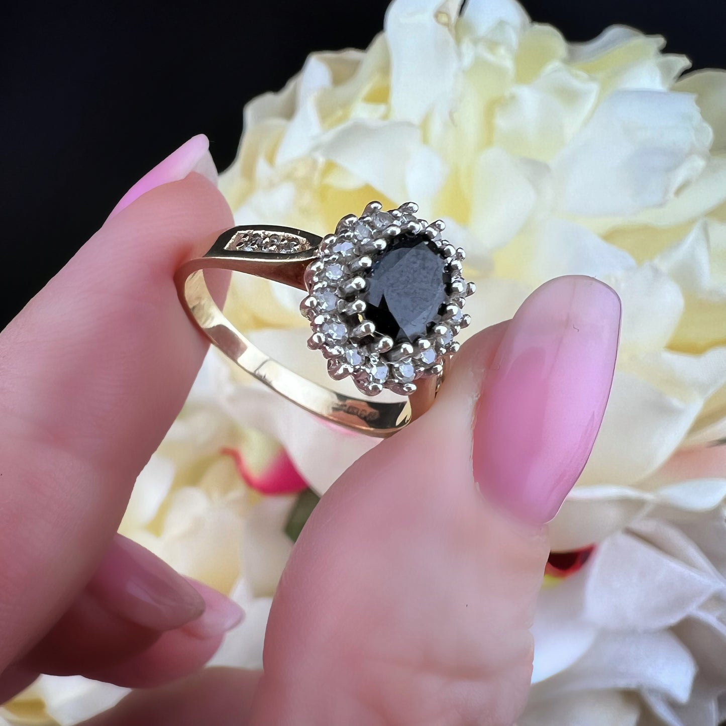 Anello Vintage a Margherita in oro con Zaffiro e Diamanti