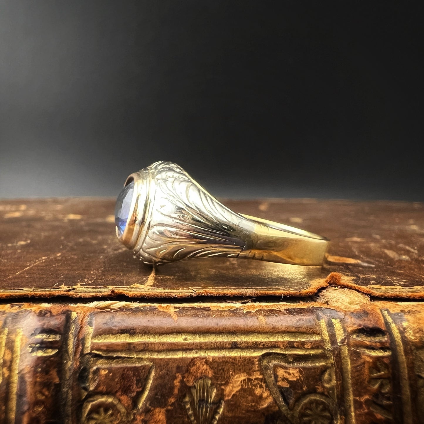 18 Karat Gelb- und Weißgoldring mit synthetischem Saphir aus den 1950er Jahren