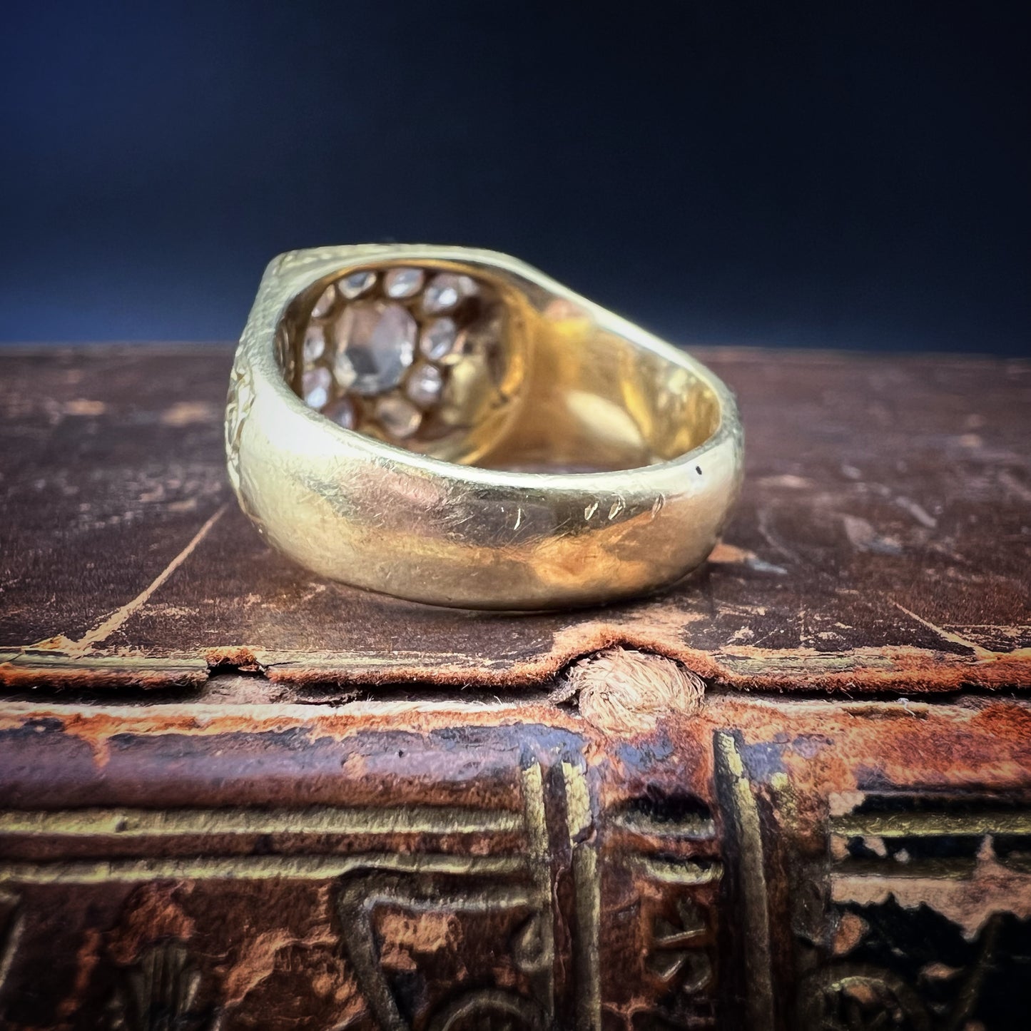 Importante anello chevalier - signet - sigillo in oro 18 ct e diamanti a taglio rosa